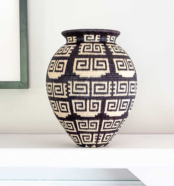 Modern Edged Keys – geometric motif – woven basket – baskets – handwoven in Panama