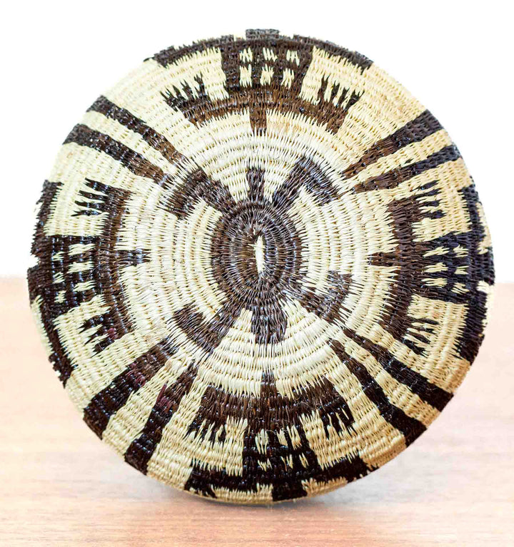 Base of Crocodile Spirit Wounaan basket with circular crocodile pattern radiating outward.